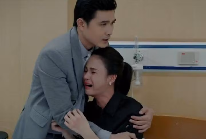 Bác sĩ trong phim tiếp tay cho các nhân vật để tạo thông tin sai lệch.