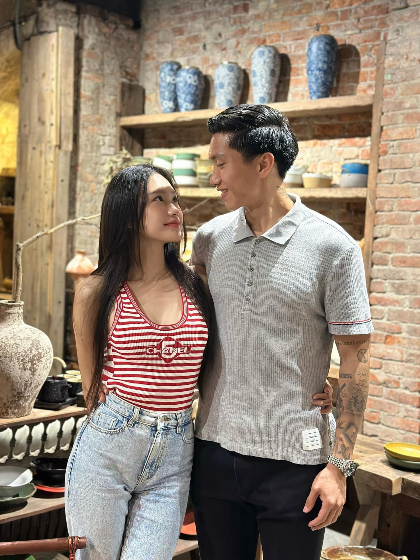 Đoàn Văn Hậu là người làm quen trước.