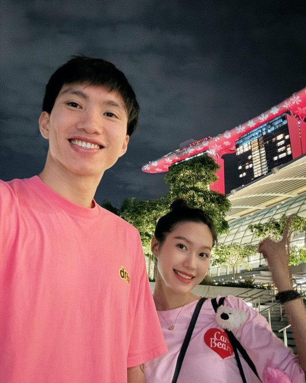 Hai vợ chồng vừa đi trăng mật ở Singapore.
