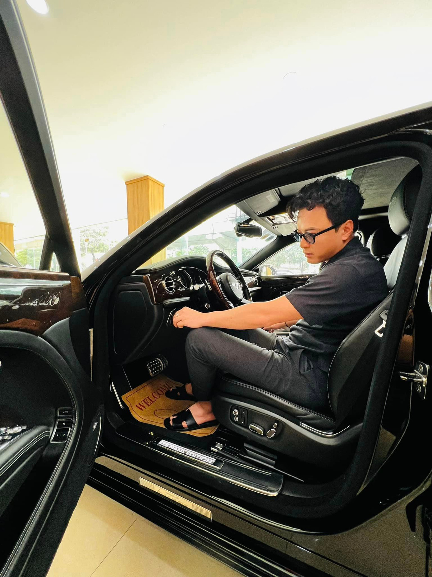 Hồng Đăng dường như đang muốn chuyển hướng kinh doanh. Hồng Đăng dường như đang muốn chuyển hướng kinh doanh.