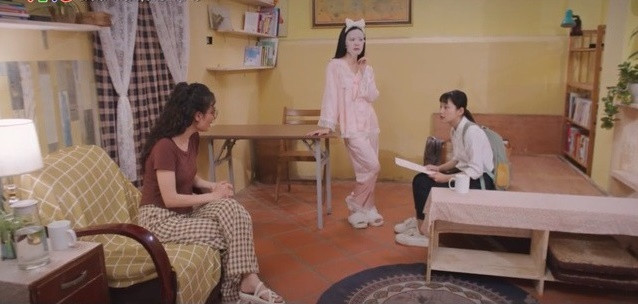 Pu làm quen với bạn cùng phòng mới.