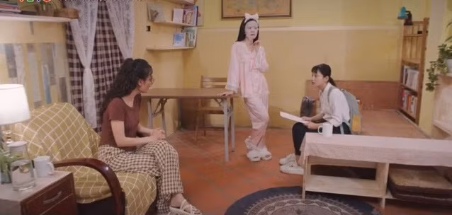 Pu làm quen với bạn cùng phòng mới.