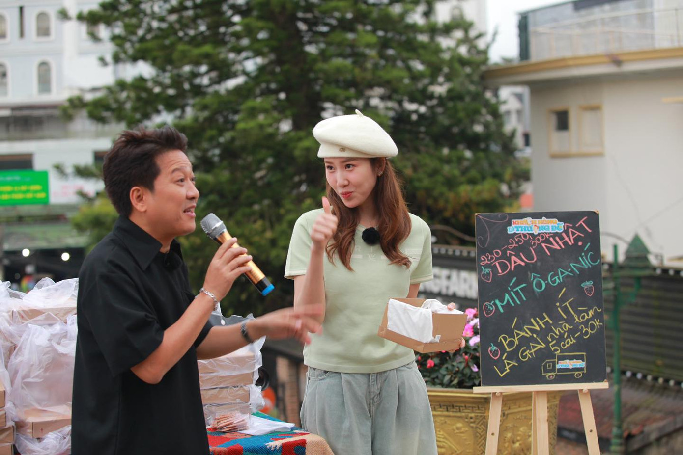 Thúy Ngân khi đi show với Trường Giang cũng bị hỏi chuyện tình cảm. Thúy Ngân khi đi show với Trường Giang cũng bị hỏi chuyện tình cảm.