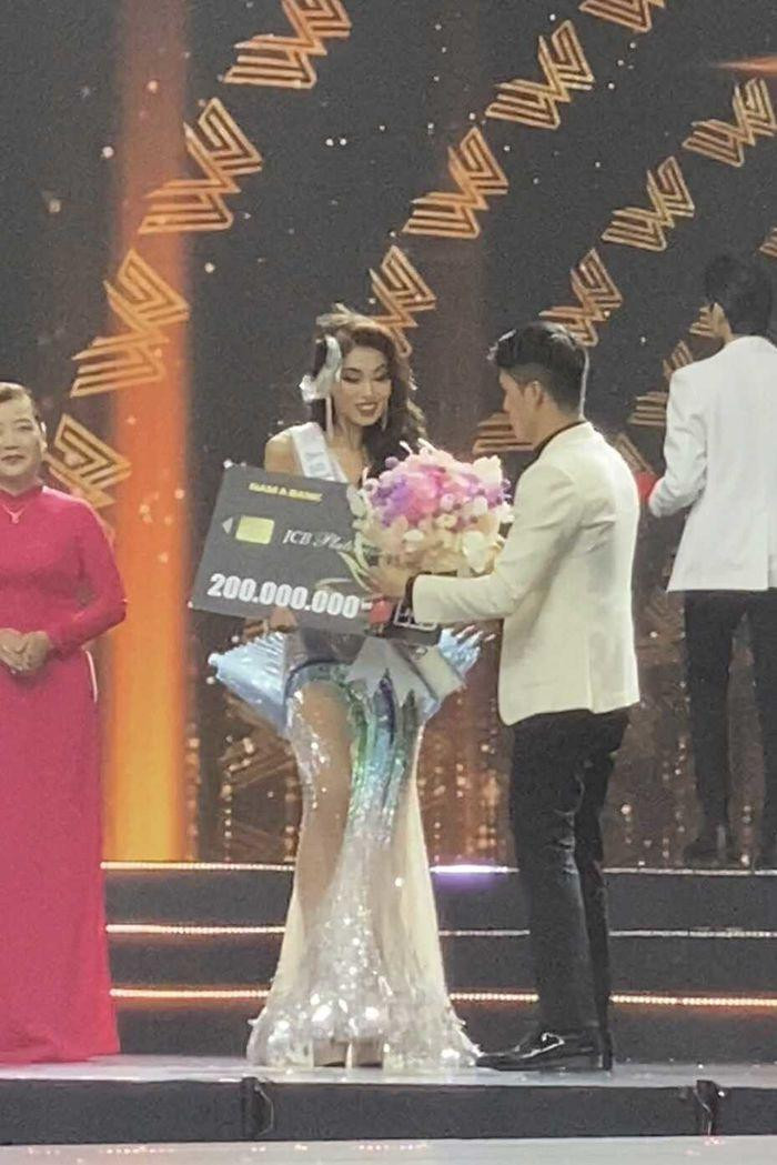 Thảo Nhi Lê bị rơi vương miện ngay trên sân khấu Thảo Nhi Lê bị rơi vương miện ngay trên sân khấu