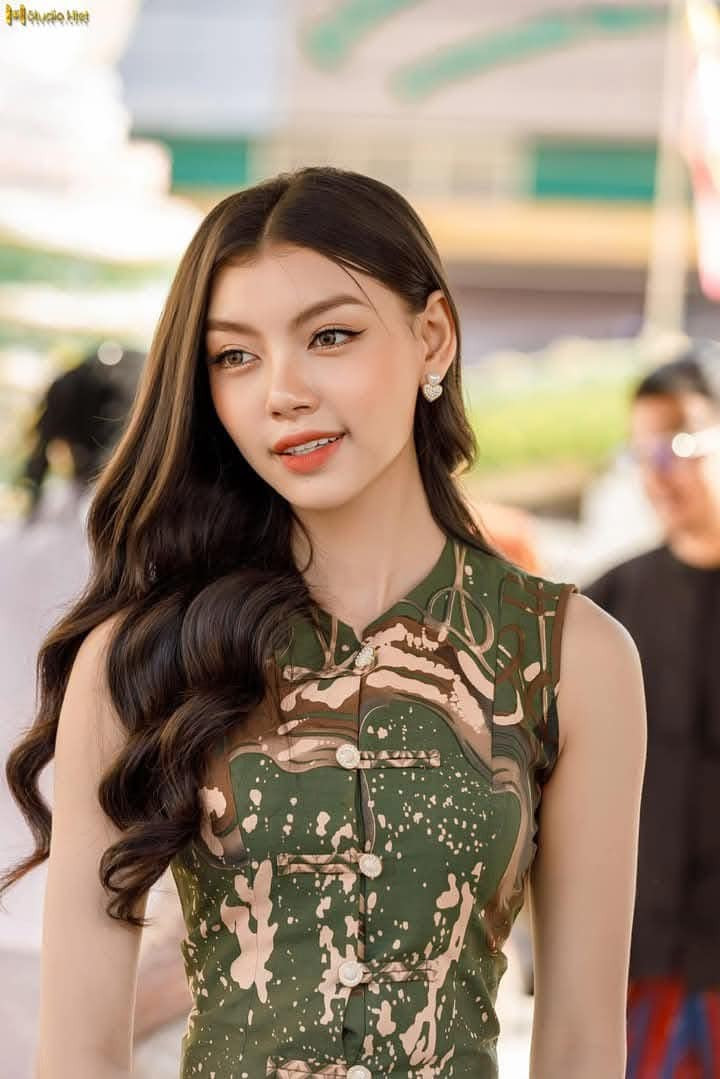 Thae Su Nyein chuyển sang hình ảnh dịu dàng nữ tính.