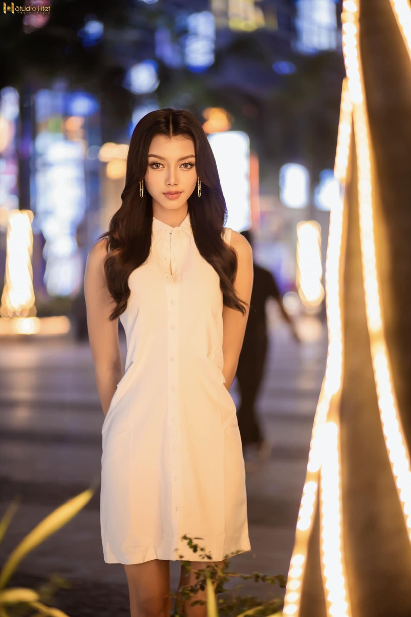 Thae Su Nyein chuyển sang hình ảnh dịu dàng nữ tính.