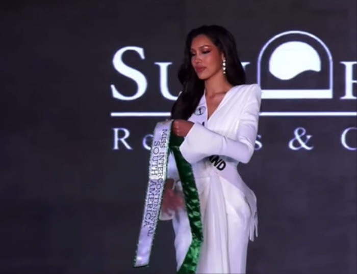 Đại diện Thái Lan bất ngờ tháo dải sash ra trả lại. Đại diện Thái Lan bất ngờ tháo dải sash ra trả lại.