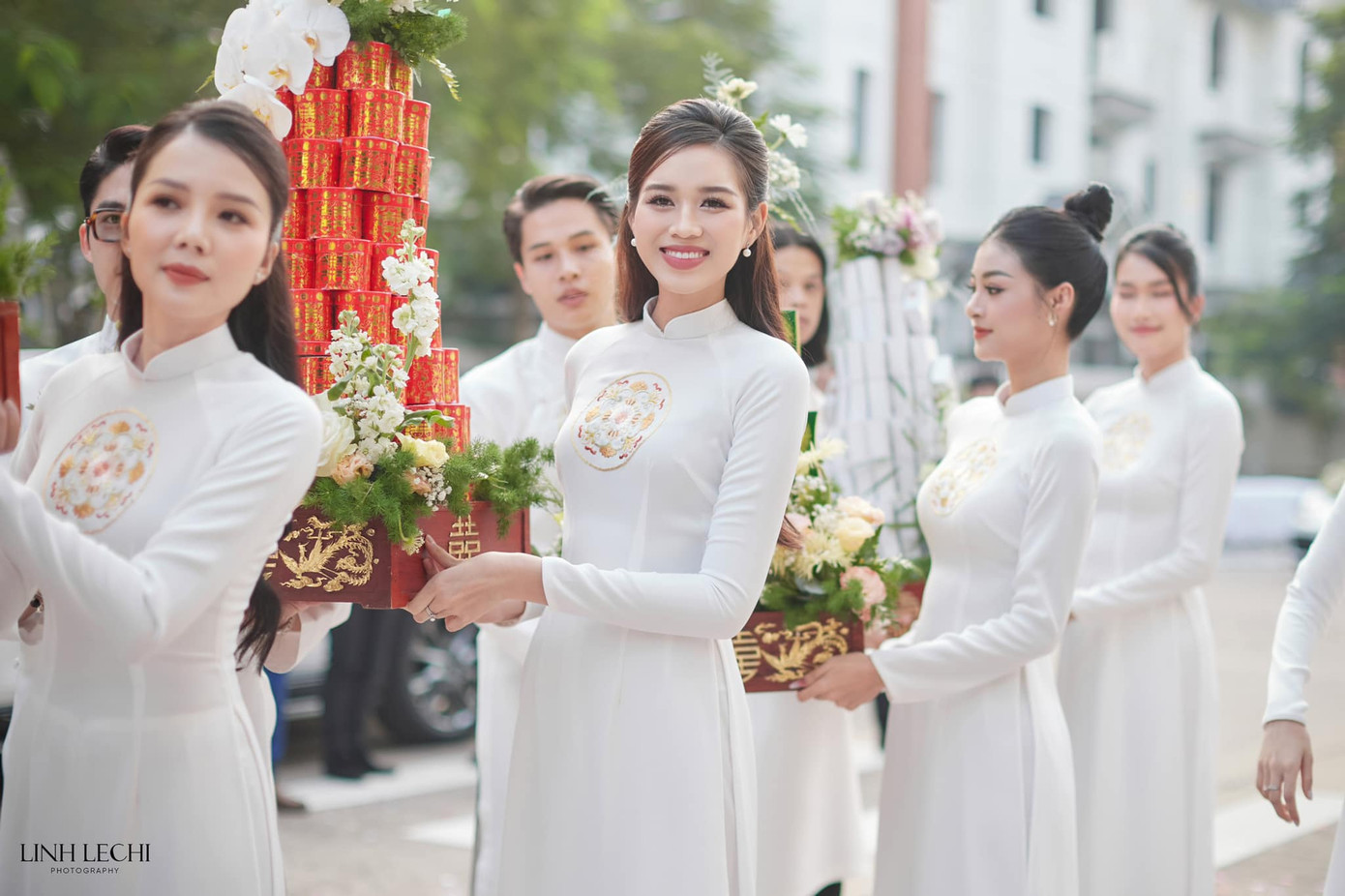 Đỗ Thị Hà rất nhiệt tình với đám cưới của các nàng hậu. Đỗ Thị Hà rất nhiệt tình với đám cưới của các nàng hậu.