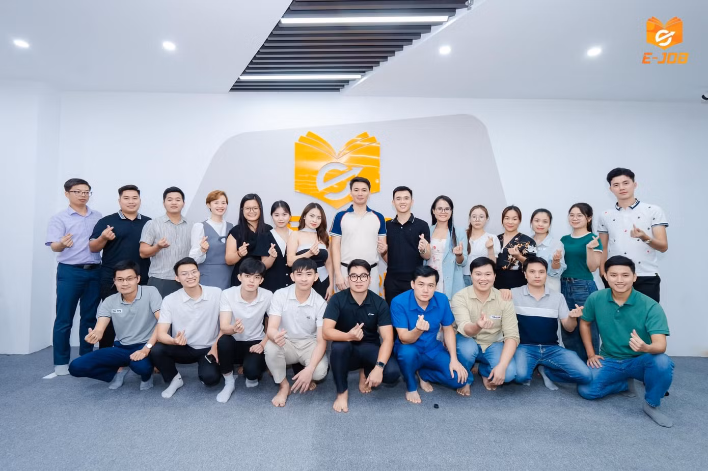 CEO Phí Đình Liệu cùng đội ngũ nhân viên của mình. CEO Phí Đình Liệu cùng đội ngũ nhân viên của mình.