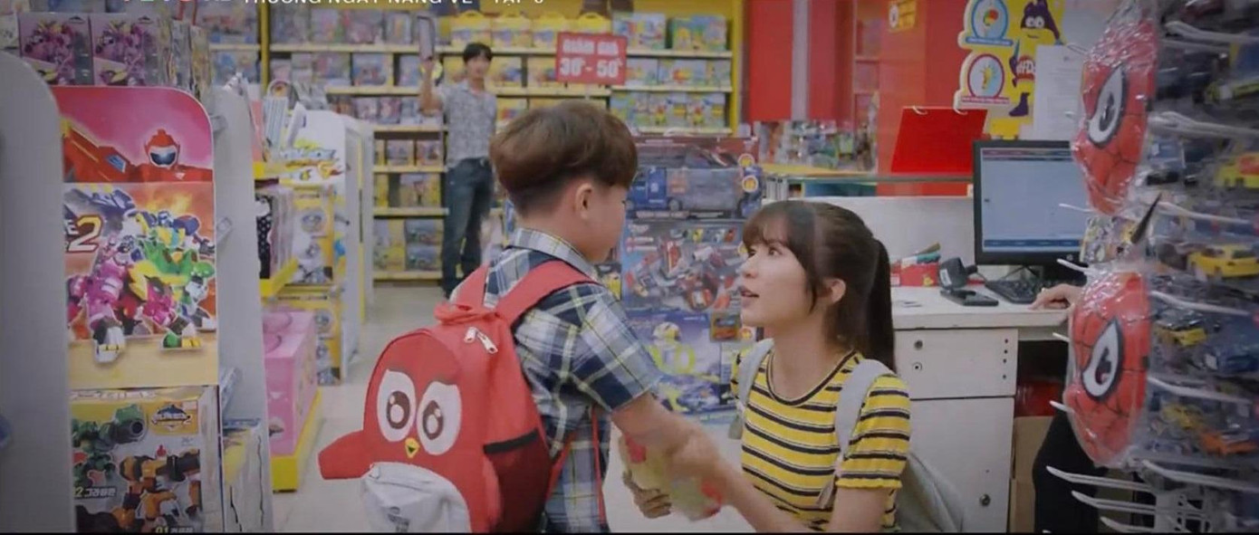 Đông Phong hiểu lầm Vân Vân khi gặp cô trong cửa hàng đồ chơi