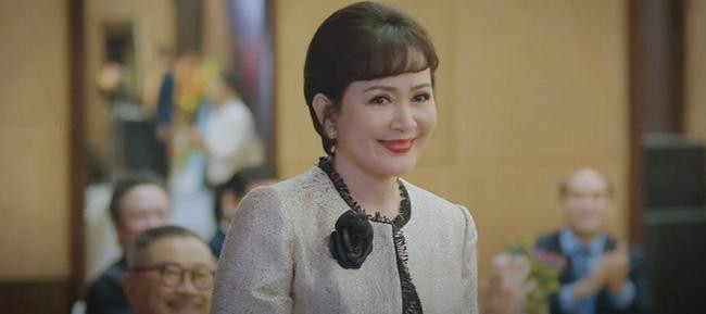 Vân Trang có ẩn ý gì khi chọn cài hoa trên áo giống giám đốc mới?