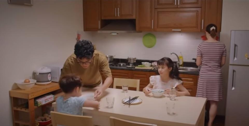 Đức "xoăn" cuối cùng đã biết giúp vợ việc nhà