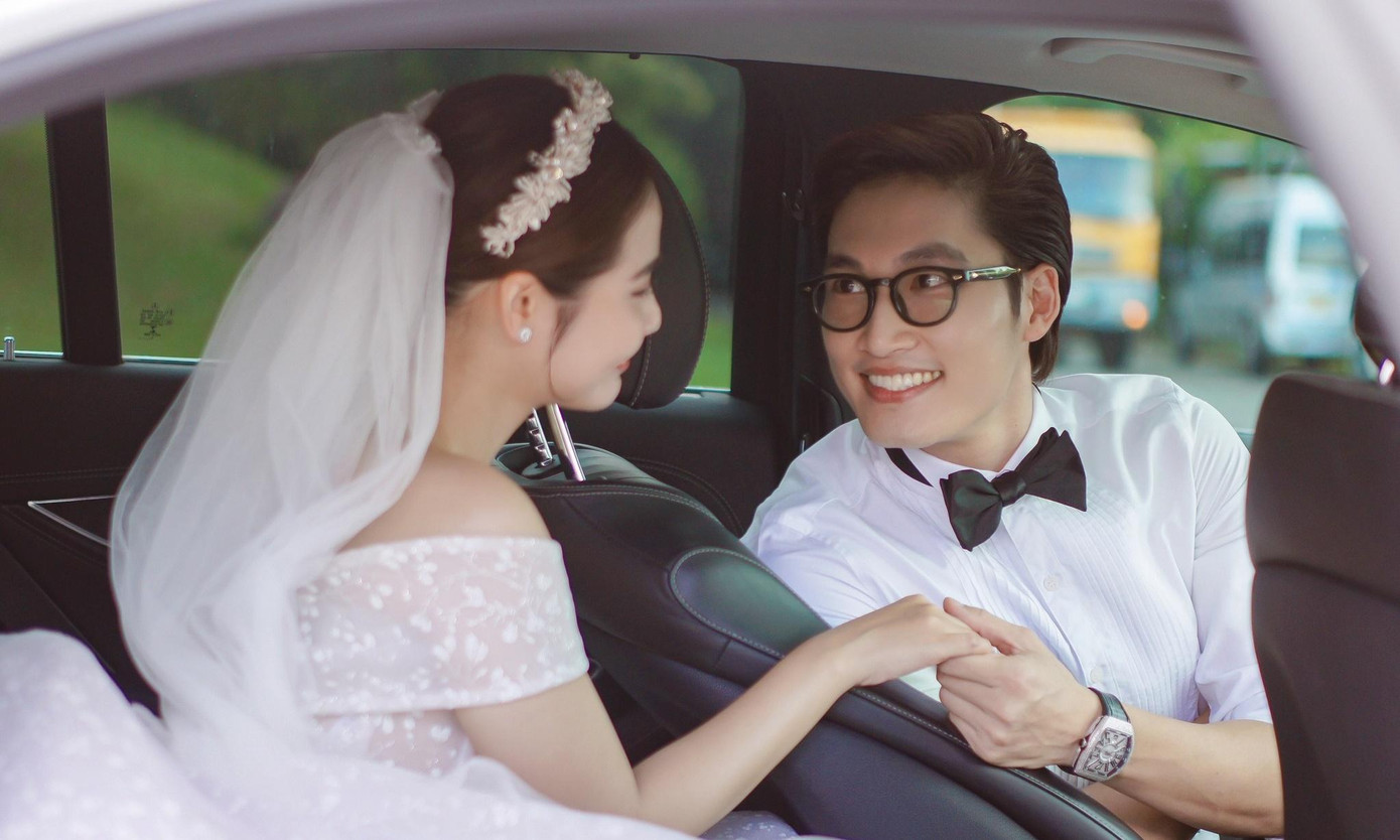 Đình Tú và Huyền Lizzie bắt đầu được ghép đôi từ phim "Thương Ngày Nắng Về". Đình Tú và Huyền Lizzie bắt đầu được ghép đôi từ phim "Thương Ngày Nắng Về".