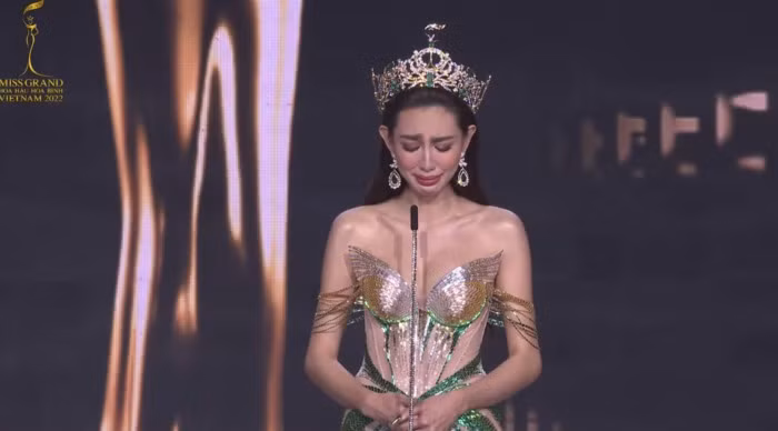 Thùy Tiên cũng khóc trong cả hai lần final walk.