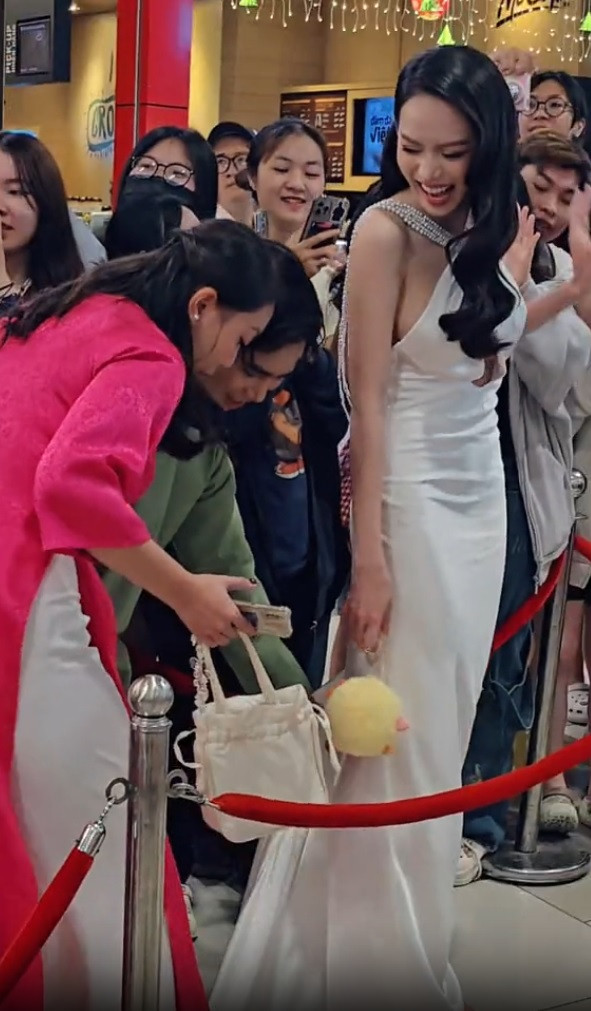 Hoa hậu Thanh Thủy luôn tươi cười dù gặp sự cố.