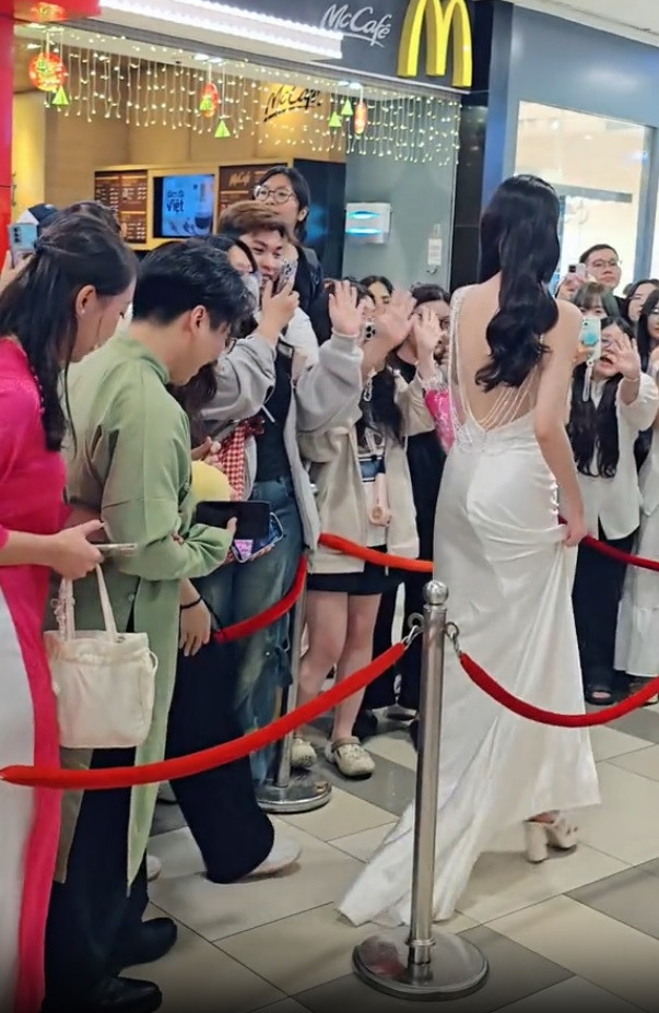 Hoa hậu Thanh Thủy luôn tươi cười dù gặp sự cố.