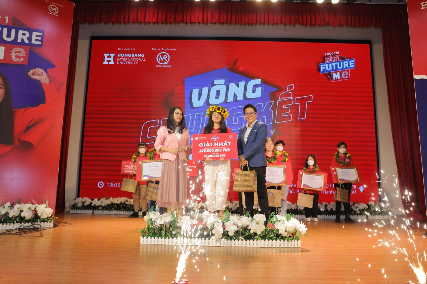 Giải Quán Quân được trao cho Nguyễn Lê Cát Quyên, lớp 11A5 trường Quốc tế Á Châu (TP.HCM) với học bổng toàn phần 4 năm tại HIU trị giá 240 triệu đồng Giải Quán Quân được trao cho Nguyễn Lê Cát Quyên, lớp 11A5 trường Quốc tế Á Châu (TP.HCM) với học bổng toàn phần 4 năm tại HIU trị giá 240 triệu đồng