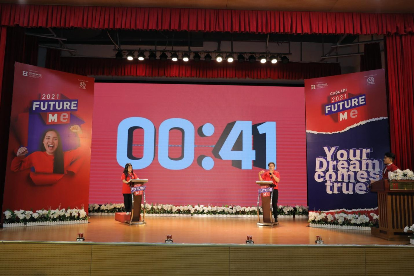 Thí sinh tranh luận trong phần thi đối kháng. Thí sinh tranh luận trong phần thi đối kháng.