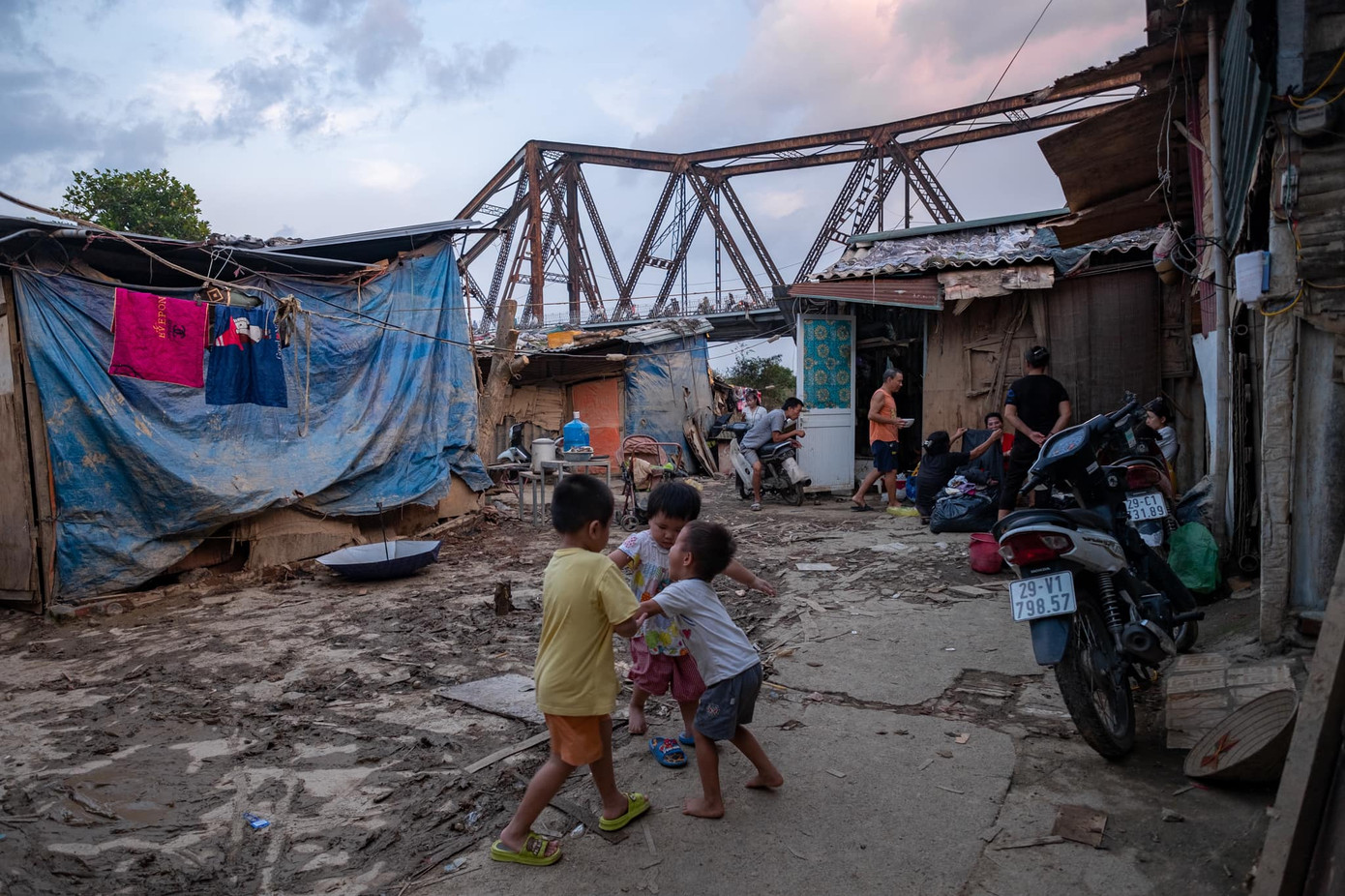 Quế Vân đi từ thiện ở khu Phúc Tân nhưng sau đó lại đăng ảnh xóm trọ ở chân cầu Long Biên.