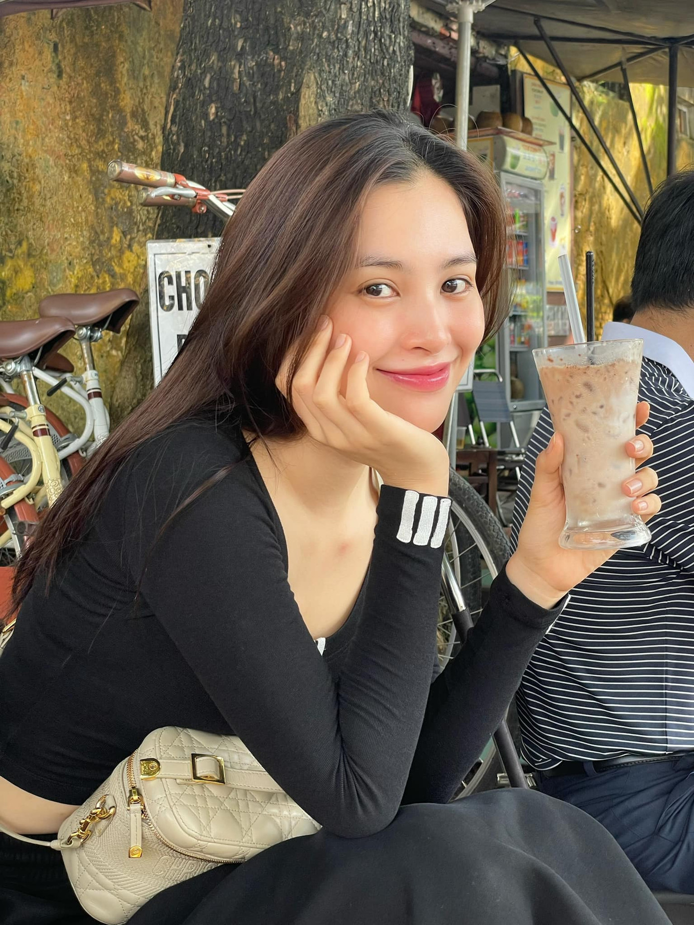 Nàng hậu có thú vui ăn uống giống nhiều người. Nàng hậu có thú vui ăn uống giống nhiều người.