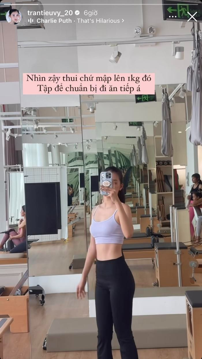 Tiểu Vy than thở khi tăng lên 1 kg dù dáng người vẫn rất thon gọn. Tiểu Vy than thở khi tăng lên 1 kg dù dáng người vẫn rất thon gọn.