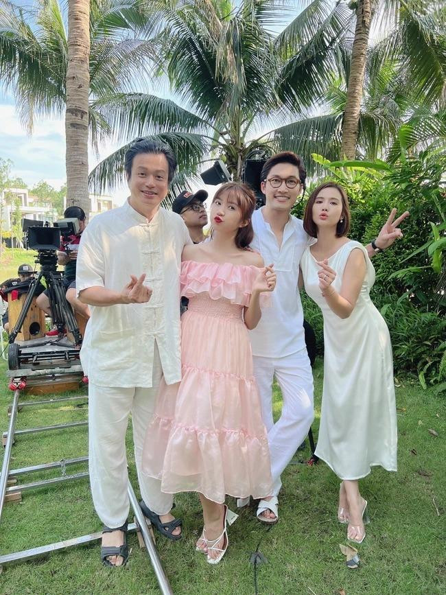 Cả gia đình quây quần hạnh phúc Cả gia đình quây quần hạnh phúc