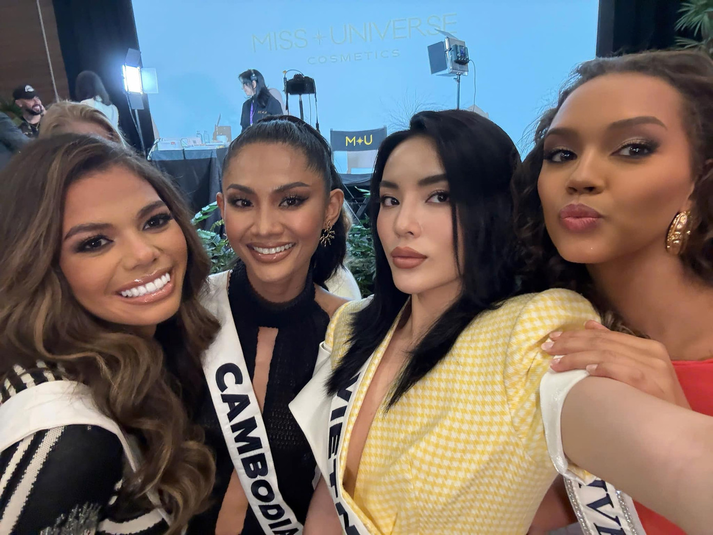 Hoa hậu Kỳ Duyên tự tin bên các thí sinh khác. Hoa hậu Kỳ Duyên tự tin bên các thí sinh khác.