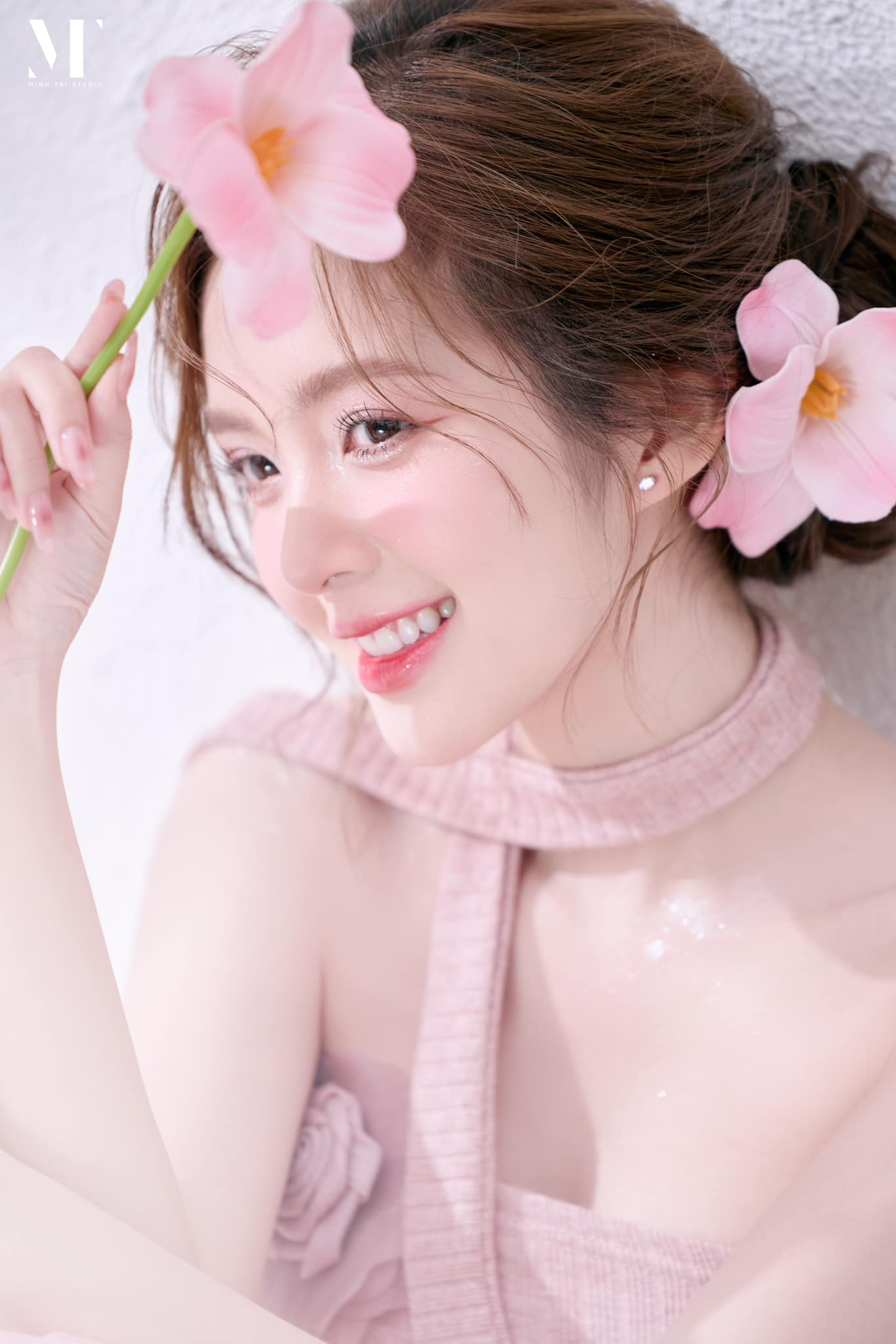 Ngọc Huyền khoe nhan sắc trong veo trong bộ ảnh nàng thơ.