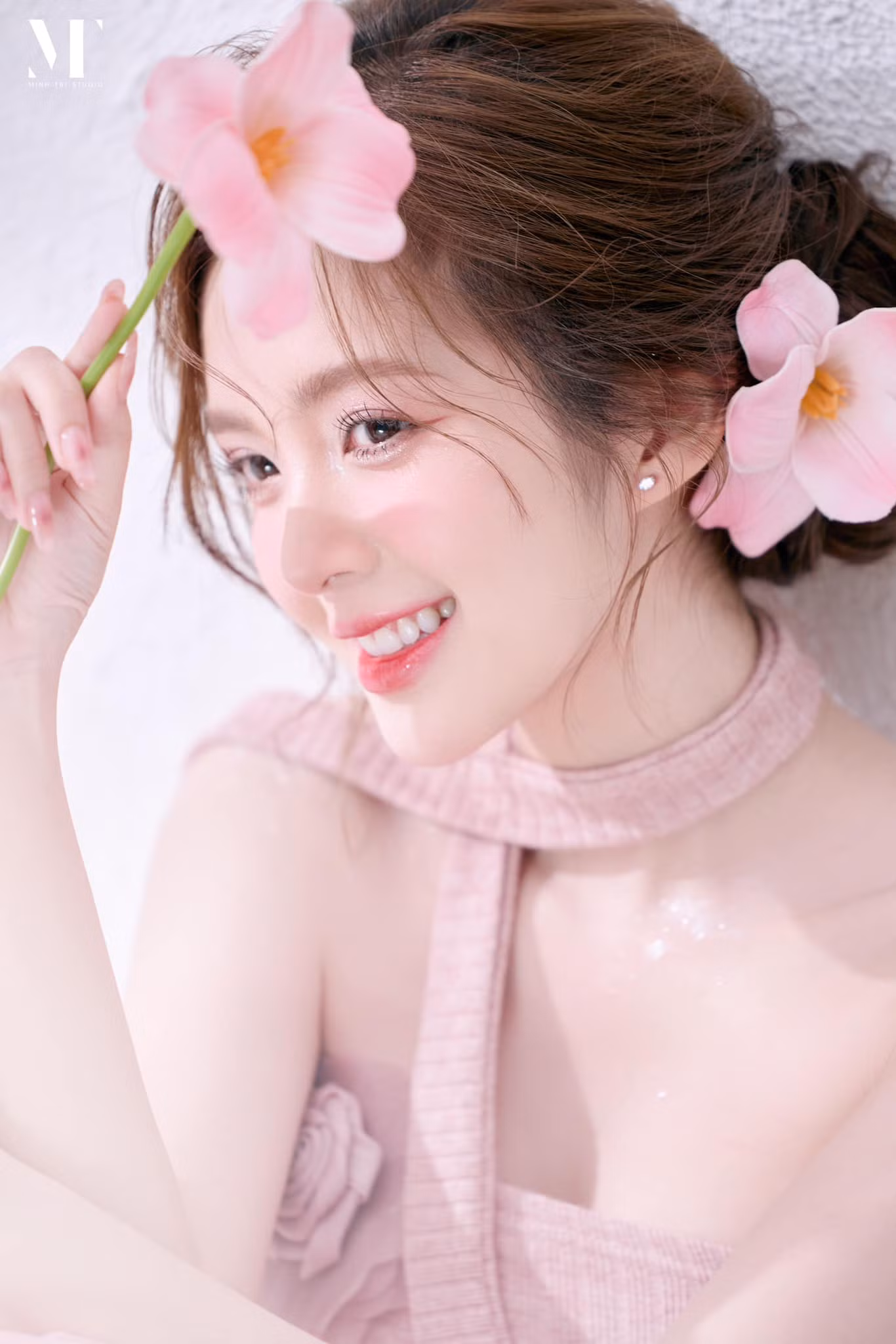 Ngọc Huyền khoe nhan sắc trong veo trong bộ ảnh nàng thơ.