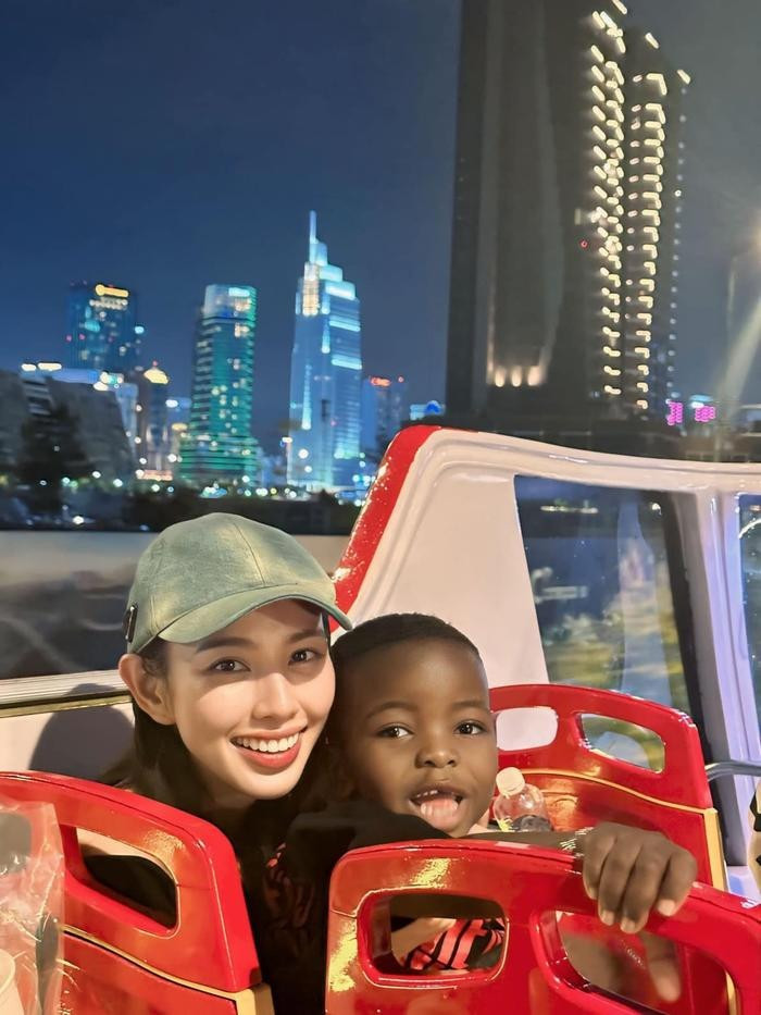 Thùy Tiên đưa Lôi Con đi chơi nhiều nơi. Thùy Tiên đưa Lôi Con đi chơi nhiều nơi.