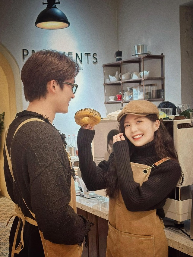 Hai người vẫn chưa chính thức lên tiếng về tin đồn tình cảm. Hai người vẫn chưa chính thức lên tiếng về tin đồn tình cảm.