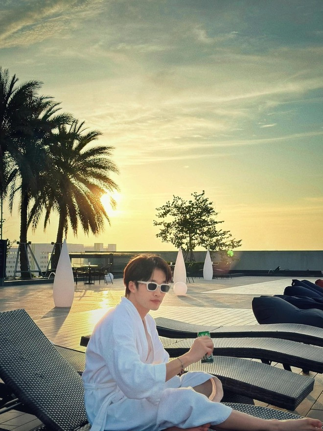 Hai bức ảnh được cho là có chung địa điểm, thời gian mà netizen soi ra được.