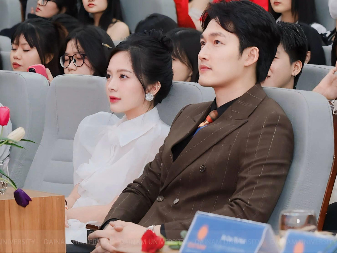 Đình Tú không khẳng định hay phủ nhận tin đồn với Ngọc Huyền. Đình Tú không khẳng định hay phủ nhận tin đồn với Ngọc Huyền.