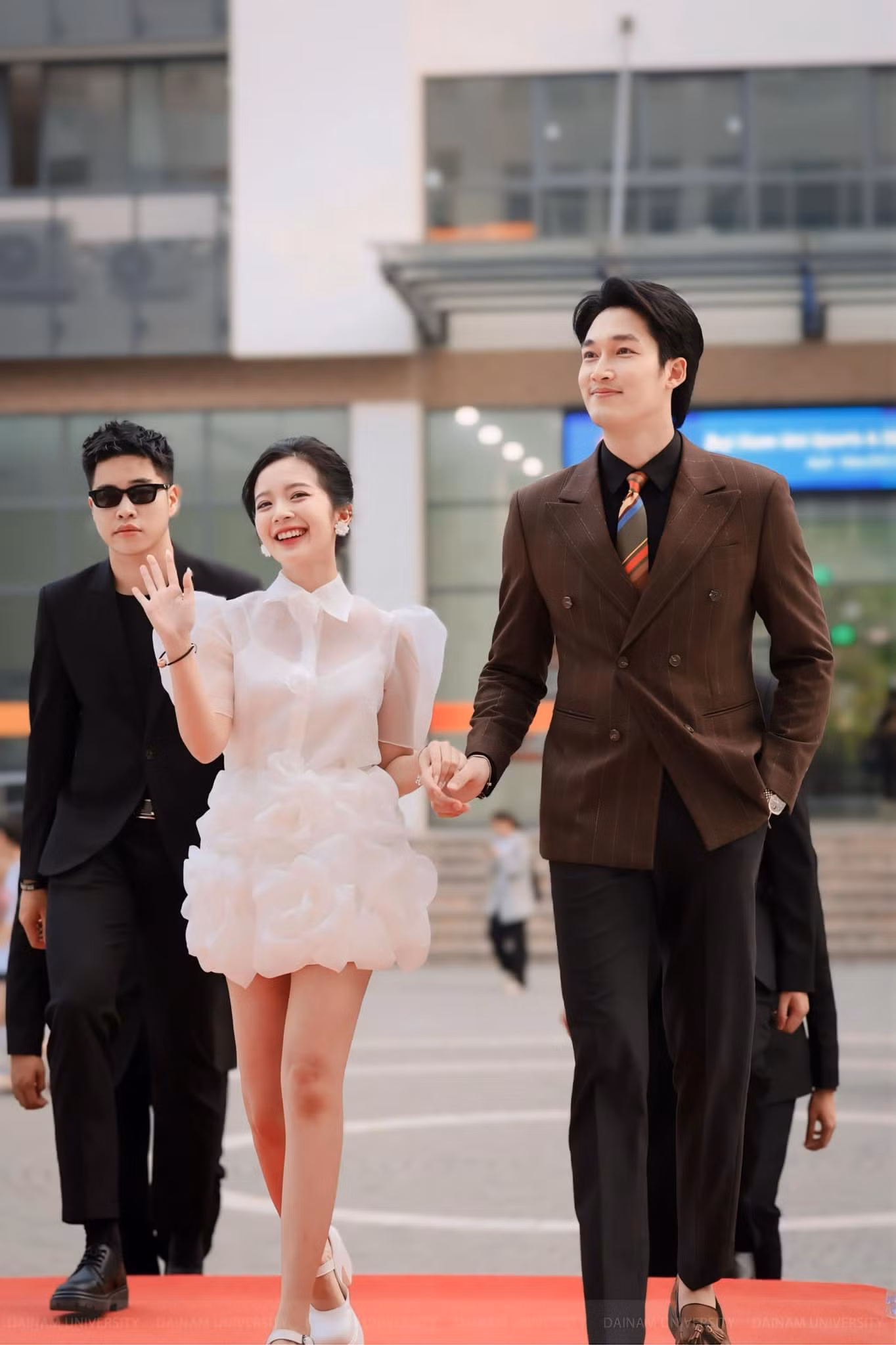 Cặp đôi ngọt ngào, sánh đôi bên nhau trong sự kiện.