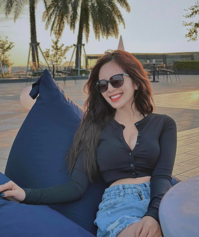 Hai bức ảnh được cho là có chung địa điểm, thời gian mà netizen soi ra được.