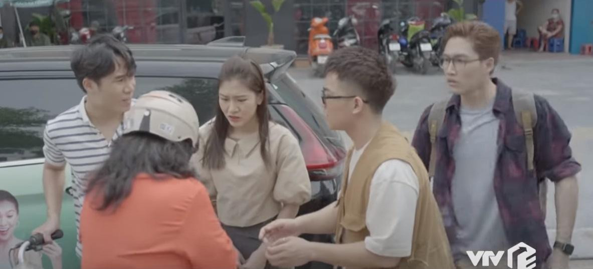 Trang đâu có ngờ Duy lại là cứu tinh của mẹ mình