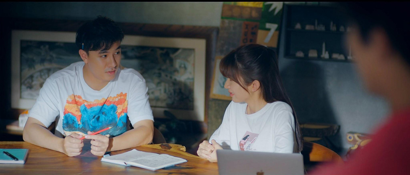 Đông Phong giận dỗi ra mặt khi thấy Vân vui vẻ bên Bách Đông Phong giận dỗi ra mặt khi thấy Vân vui vẻ bên Bách