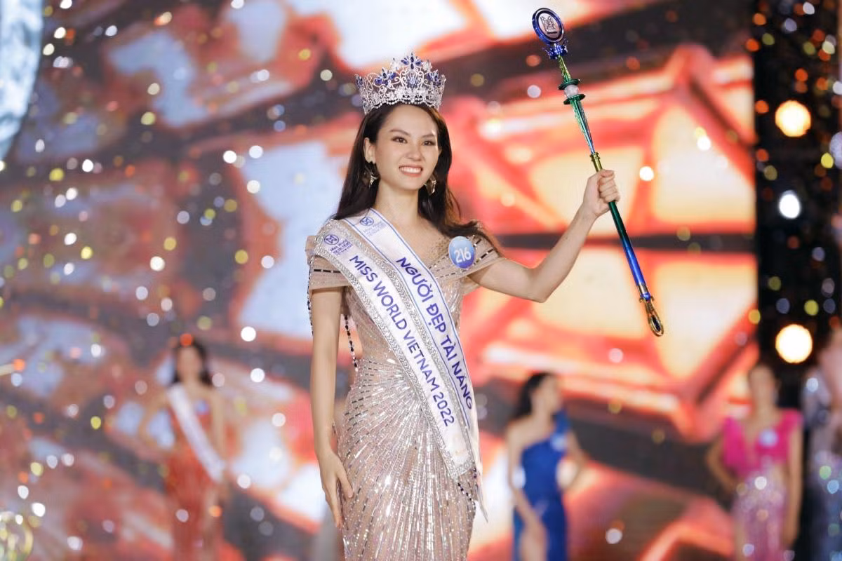 Mai Phương được khen là nàng hậu tài sắc vẹn toàn