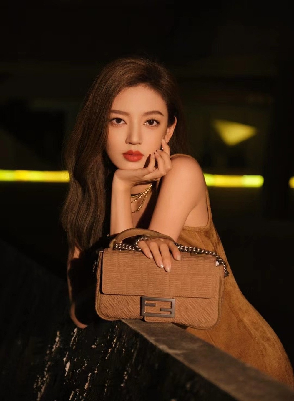 Hà Thụy Hiền (bên trái) rất giống An Dĩ Hiên (bên phải). Hà Thụy Hiền (bên trái) rất giống An Dĩ Hiên (bên phải).