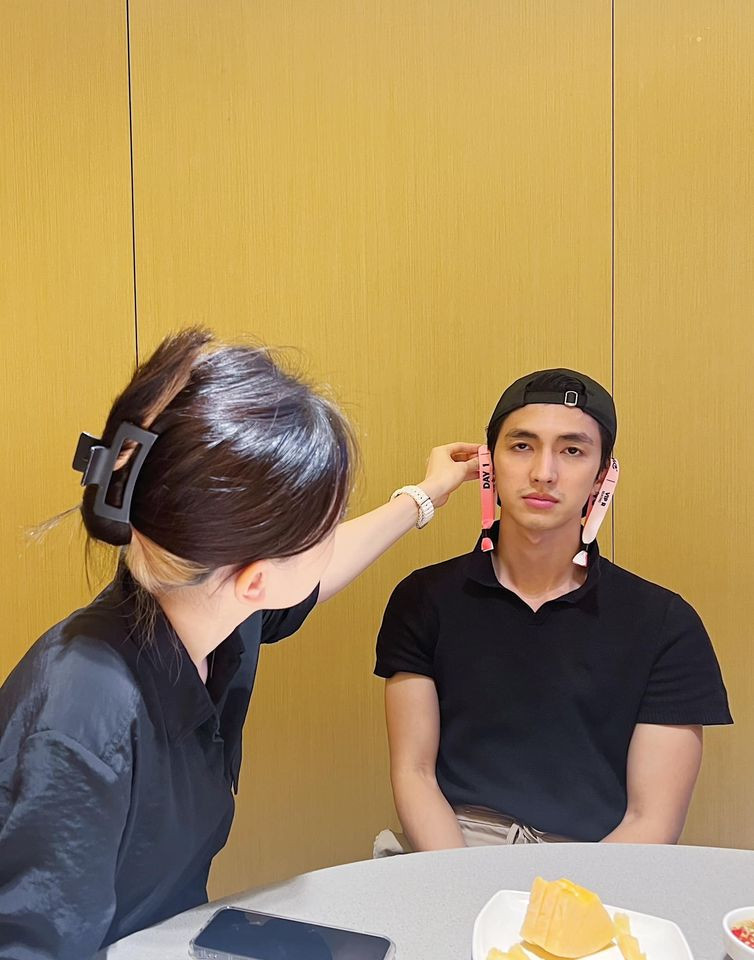 Hóa ra nam diễn viên bị ốm nên không thể đi cùng vợ. Hóa ra nam diễn viên bị ốm nên không thể đi cùng vợ.