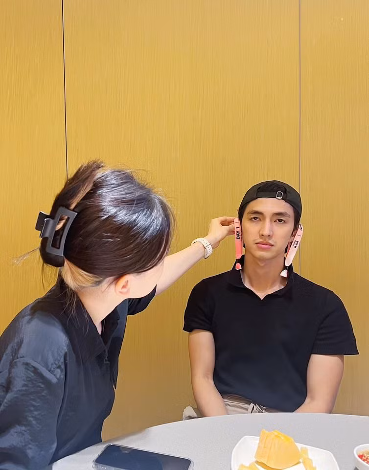 Hóa ra nam diễn viên bị ốm nên không thể đi cùng vợ.
