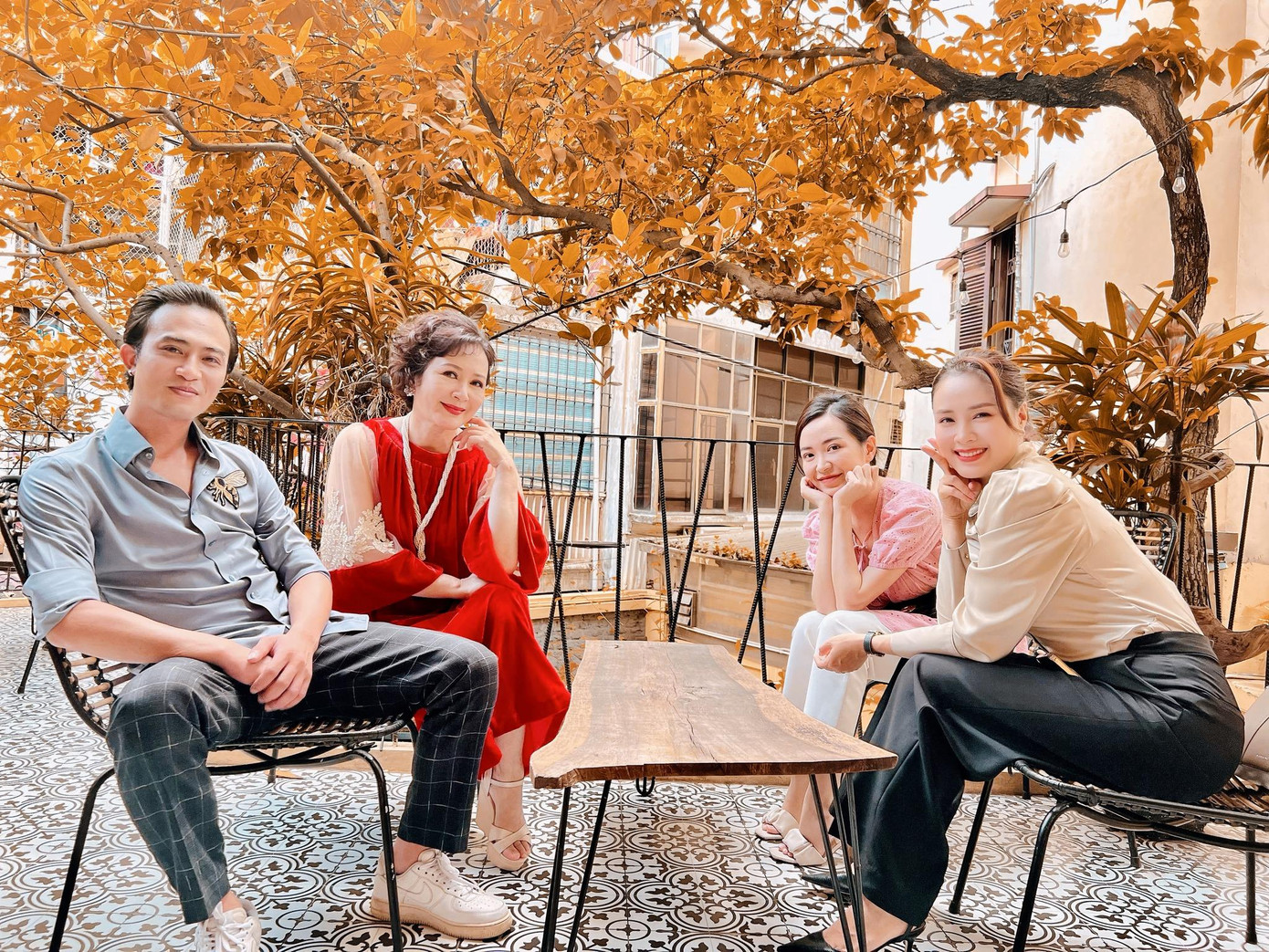 Phim quy tụ dàn diễn viên hùng hậu.