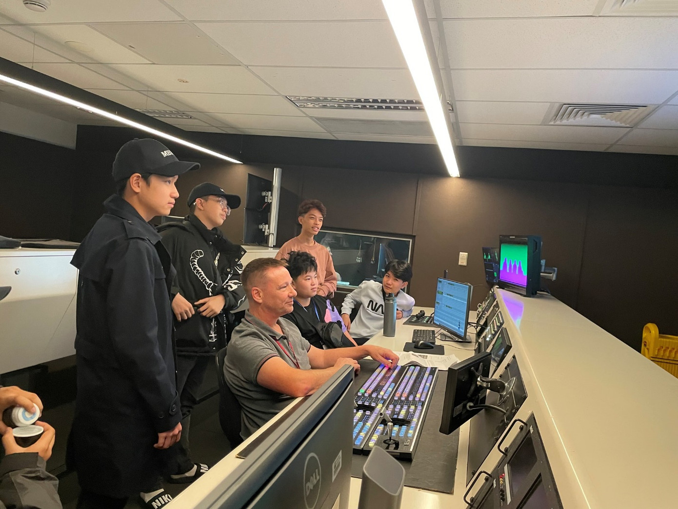 Hiểu thêm về các lĩnh vực ngành nghề thông qua các buổi tham quan trường đại học (Úc). Hiểu thêm về các lĩnh vực ngành nghề thông qua các buổi tham quan trường đại học (Úc).