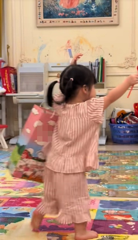 Bức tường trong căn biệt thự đầy nét vẽ tinh nghịch của trẻ con. Bức tường trong căn biệt thự đầy nét vẽ tinh nghịch của trẻ con.