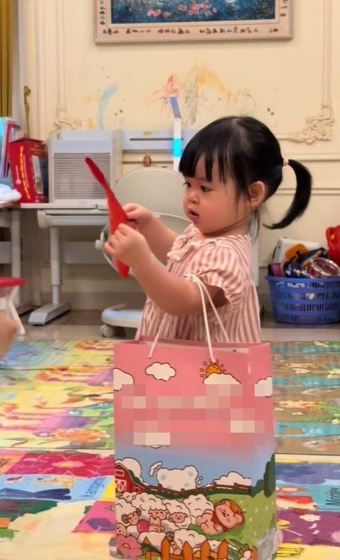 Bức tường trong căn biệt thự đầy nét vẽ tinh nghịch của trẻ con. Bức tường trong căn biệt thự đầy nét vẽ tinh nghịch của trẻ con.