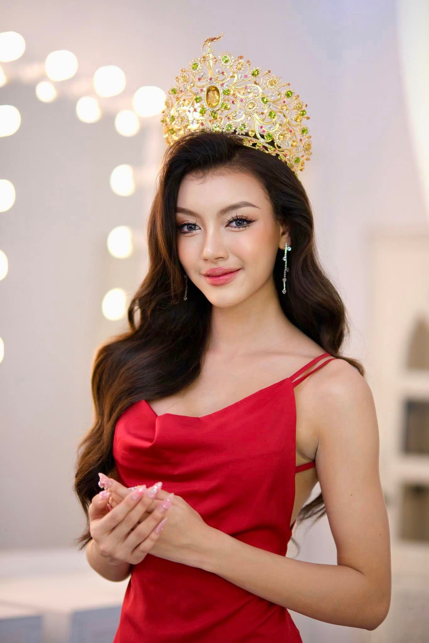 Cô đang đưa Miss Cosmo 2025 vào tầm ngắm. Cô đang đưa Miss Cosmo 2025 vào tầm ngắm.