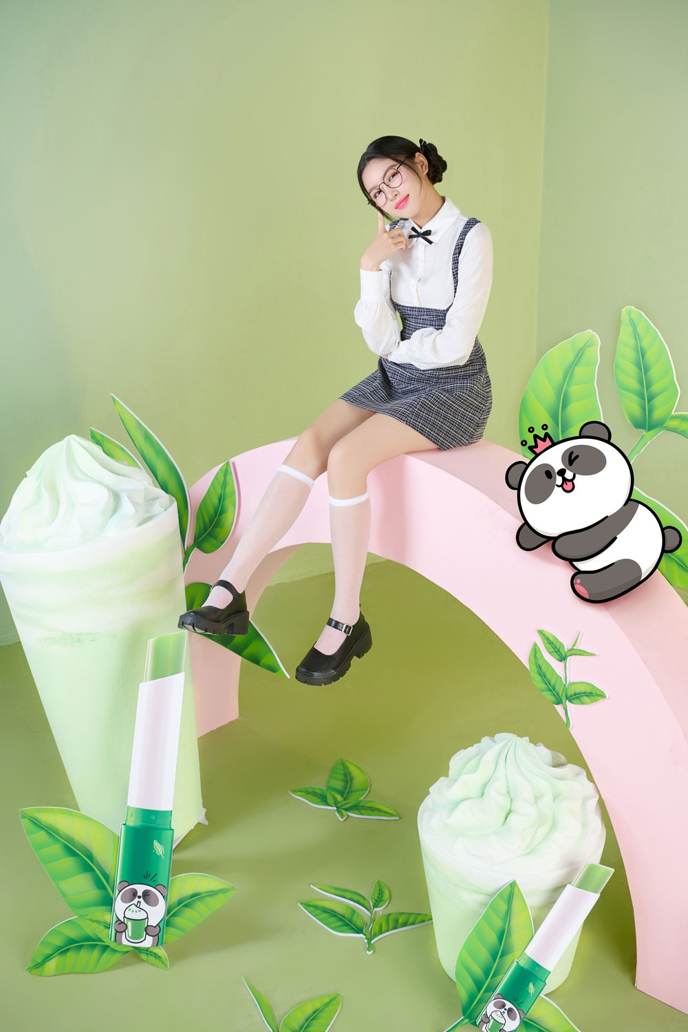 Sự “cute” của Lọ Lem bên những món đồ uống khổng lồ ấn tượng. Sự “cute” của Lọ Lem bên những món đồ uống khổng lồ ấn tượng.