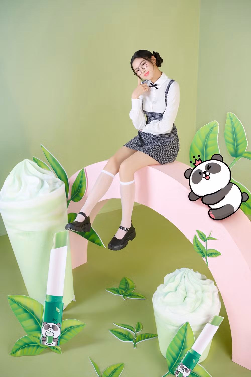 Sự “cute” của Lọ Lem bên những món đồ uống khổng lồ ấn tượng. Sự “cute” của Lọ Lem bên những món đồ uống khổng lồ ấn tượng.