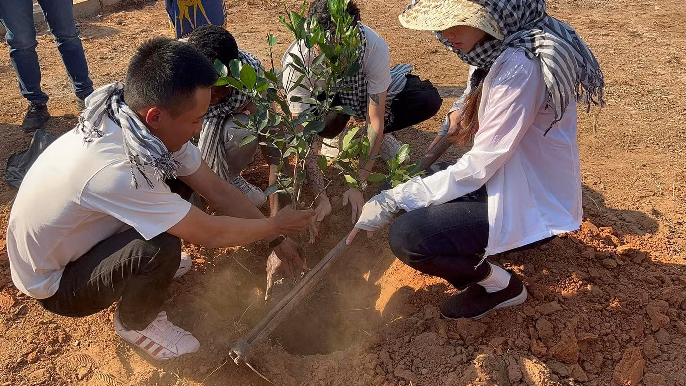 Thùy Tiên chẳng nề hà việc gì khi đi làm từ thiện Thùy Tiên chẳng nề hà việc gì khi đi làm từ thiện