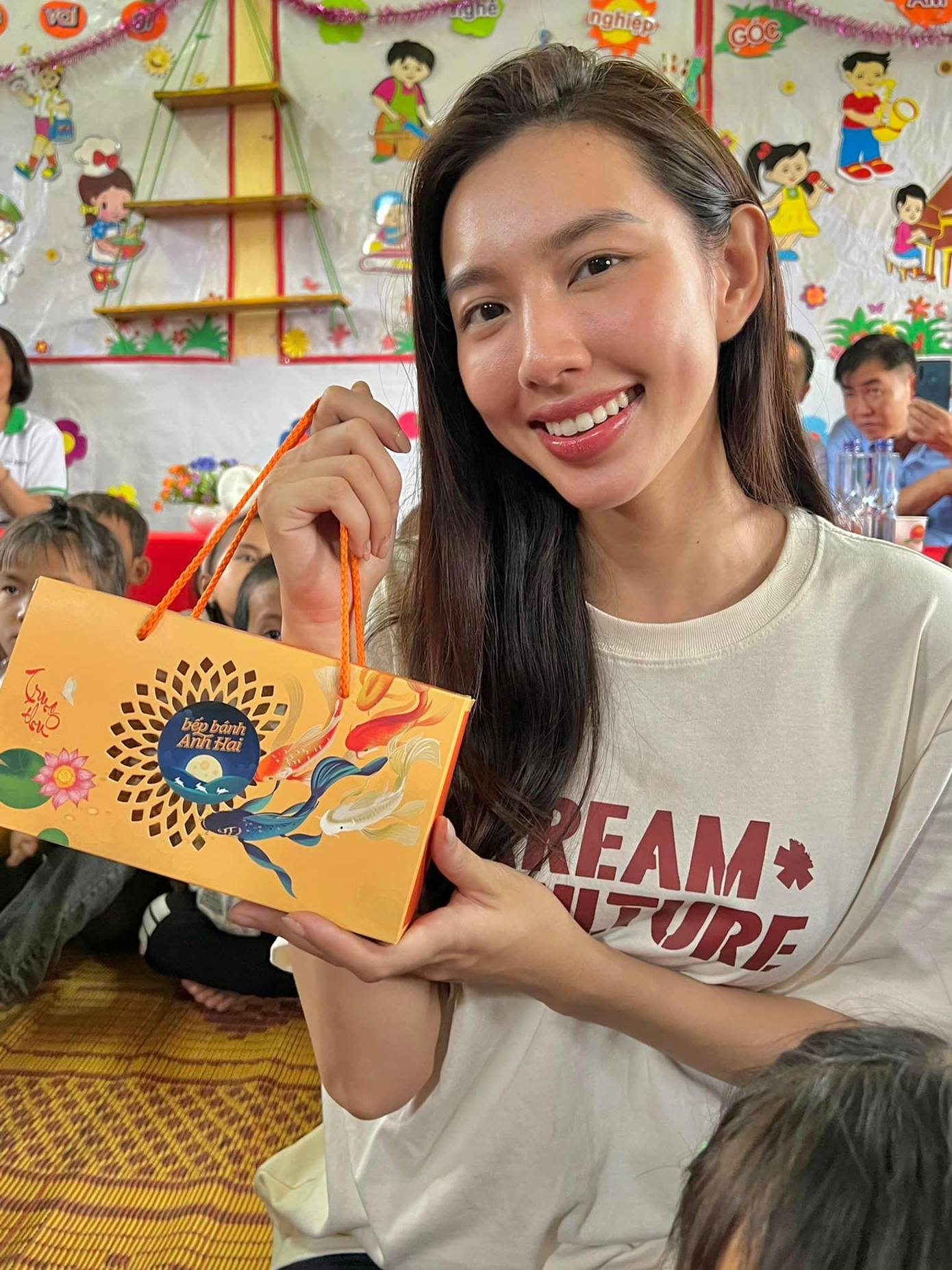 Dù gần như để mặt mộc, Thùy Tiên vẫn thu hút mọi ánh nhìn Dù gần như để mặt mộc, Thùy Tiên vẫn thu hút mọi ánh nhìn